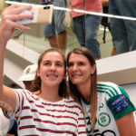 Katarina Bulatovic t.h. ásamt aðdáanda.