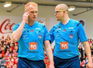 Hverjir dæma og fylgjast með?