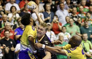 Gísli Þorgeir fékk högg á annað hnéið