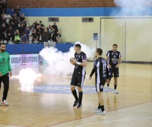 Myndskeið: Reyksprengjur í Belgrad – leikmenn AEK yfirgáfu leikstaðinn